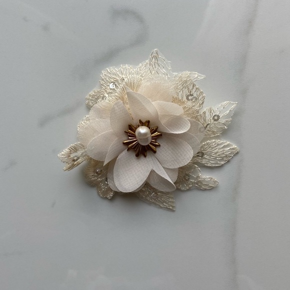 Handmade Beige Appliqué Lace Flower Freshwater Pearl Brooch - Picture 4 of 4